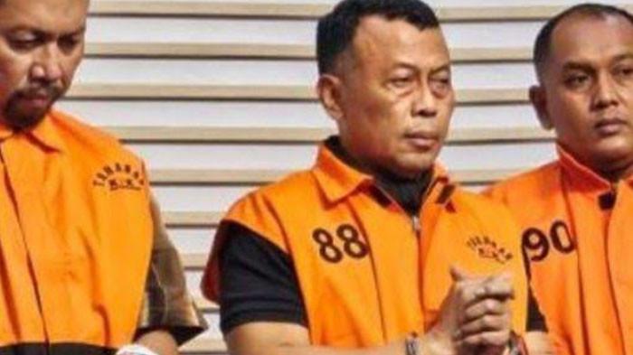 TERSANGKA - KPK menetapkan Bupati Ponorogo, Sugiri Sancoko, bersama tiga orang lainnya sebagai tersangka dugaan tindak pidana korupsi, di Gedung KPK, Jakarta, Minggu (9/11/2025) dini hari. Sugiri diduga mengantongi uang Rp2,6 miliar dari perkara suap dan gratifikasi.