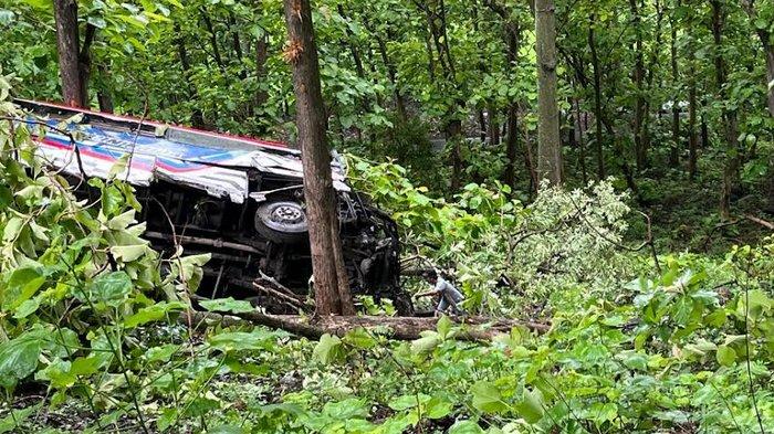 BUS MASUK JURANG - Bus Anggun Krida jurusan Bondowoso-Surabaya terjun ke jurang di Jalan Arak-arak perbatasan Bondowoso-Situbondo, masuk Desa Gunung Malang, Kecamatan Suboh, Bondowoso, Jawa Timur, Minggu (23/11/2025). Tiga orang mengalami luka parah.