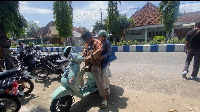 Cabup Ponorogo Ipong Muchlissoni Bareng Istri Nyoblos ke TPS 006 Naik Motor Vespa, Lebih Praktis