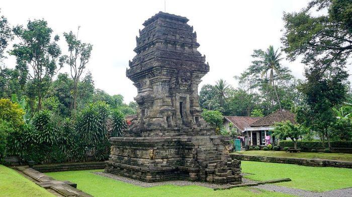 CANDI KIDAL - Candi peninggalan Kerajaan Singasari yang bercorak Hindu, berlokasi di Desa Rejokidal, Tumpang, Kabupaten Malang, Jawa Timur. Dibangun sekitar tahun 1248 M, candi ini berfungsi sebagai tempat pendarmaan (penghormatan) bagi Raja Anusapati, raja kedua Singasari yang memerintah 1227-1248 M.