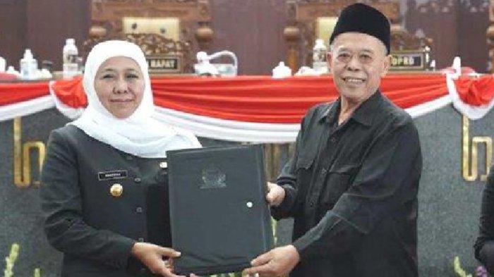 ILUSTRASI - Gubernur Jatim Khofifah Indar Parawansa (kiri) Ketua DPRD Jatim Kusnadi (kanan) saat mengesahkan APBD Jawa Timur 2024 pada rapat paripurna yang berlangsung, Rabu (15/11/2023), dalam artikel berjudul Bola Panas Kasus Suap Dana Hibah, Eks Ketua DPRD Jatim Kusnadi Seret Nama Khofifah: Masa Enggak Tahu