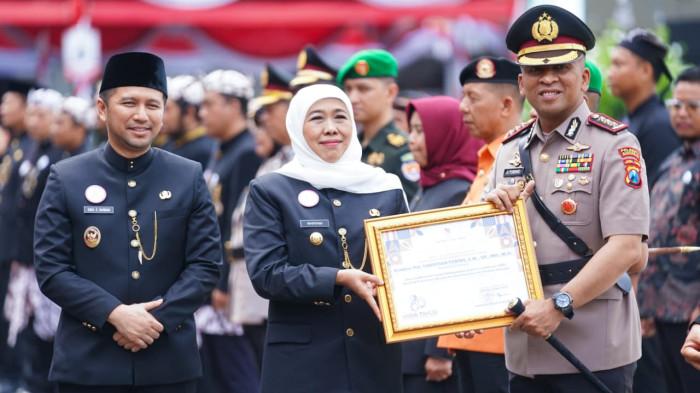 HARI JADI PROVINSI JAWA TIMUR - Dalam kesempatan tersebut Gubernur Khofifah menerima penghargaan pemecahan rekor Muri Lagu Mars Jawa Timur dan Rek ayo Rek oleh 1.300 siswa/siswi SMA & SMK se Jatim (Luring) dan 53.933 dari 772 Sekolah SMA & SMK se Jatim serta diserahkan berbagai penghargaan kepada 32 para pemenang dari berbagai lomba yang diselenggarakan oleh perangkat daerah di lingkungan Pemprov Jatim. 