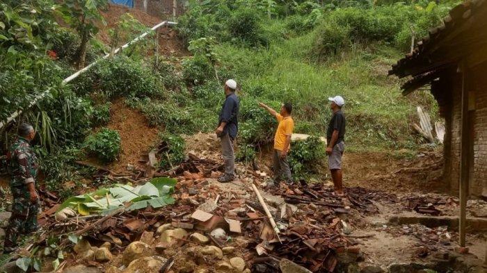 Hujan di Trenggalek, Tebing Longsor Timpa Dapur Rumah Warga