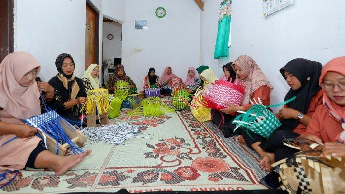 Desa di Banyuwangi Berdayakan Mantan Pekerja Migran, Dilatih Membuat Tas hingga Olah Makanan