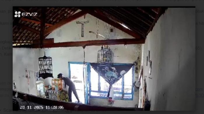 PENCURIAN LPG - Detik detik pelaku membawa kabur 2 buah tabung elpiji ukuran 3 kilogram, di dalam warung milik Rupiah (65), Jalan Lingkungan Hidup, masuk Desa Sempol, Kecamatan Maospati, Kabupaten Magetan, Kamis (20/11/2025). Modus pelaku yakni pura pura membeli minuman.