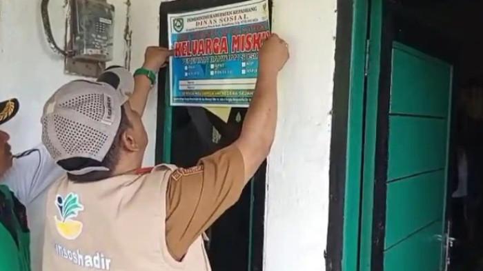 Warga Malu Didatangi Dinsos dan Ditempeli Stiker 'Keluarga Miskin', Pengamat: Jika Layak Tidak Apa