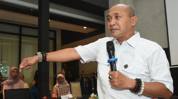 BERI PETUAH - Direktur Pemberitaan Tribun Network, Pak Febby Mahendra Putra saat memberi sambutan dalam acara Hari Ulang Tahun (HUT) TribunJatim.com yang ke-9 dan TribunMadura.com yang ke-7,  di Kantor Tribun Jatim Network Jalan Kendangsari, Rabu, (11/2/2026).