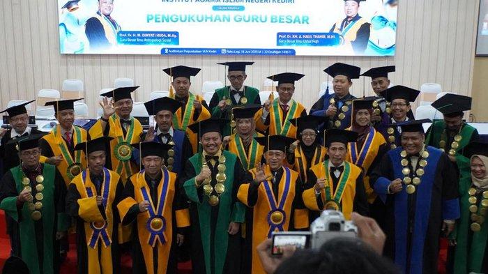 DIKUKUHKAN - Dua akademisi dari Universitas Islam Negeri (UIN) Syekh Wasil Kediri resmi menyandang gelar guru besar, setelah dikukuhkan di Auditorium Perpustakaan kampus, Rabu (18/6/2025). Keduanya adalah Dr H M Dimyati Huda, M.Ag., dan Dr H A Halil Thahir, M.HI., yang kini bergelar profesor dalam bidang Ilmu Antropologi Sosial dan Hukum Islam.