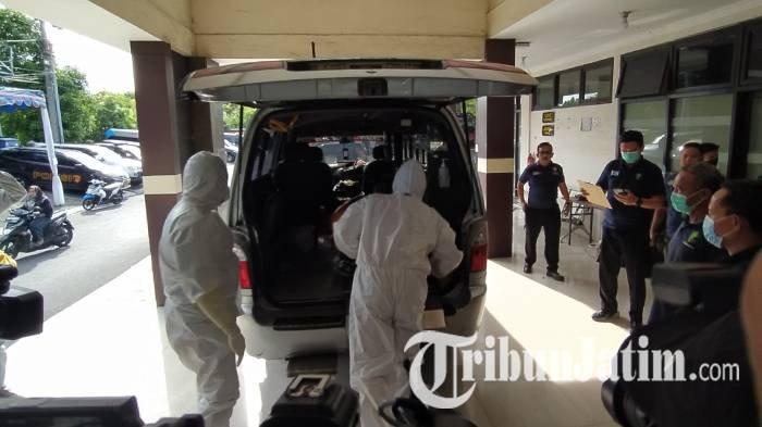AMBULANS - Dua ambulans pengangkut jenazah korban ambruknya musala Ponpes Al Khoziny Sidoarjo, Jawa Timur, berkode nomor 10 dan 11 tampak tiba di Posko DVI RS Bhayangkara Surabaya, Sabtu (4/10/2025) sore. Pantauan TribunJatim.com di lokasi, ambulans ke-10 tiba sekira pukul 15.00 WIB, sedangkan ambulans ke-11 tiba sekira pukul 16.45 WIB.