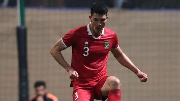 Bek timnas Indonesia, Elkan Baggott, saat membela timnas Indonesia dalam uji coba menuju Piala Asia 2023. 