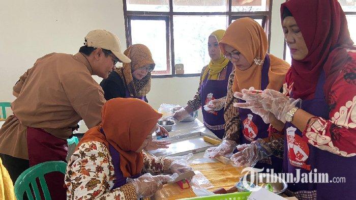 Peluang Usaha Menjelang Lebaran, Emak-emak di Ponorogo Antusias Ikuti Pelatihan Bikin Kue Kering