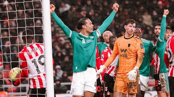 Liverpool meraih kemenangan penting saat bertandang ke markas Sunderland pada pekan ke-26 Liga Inggris 2025-2026. Gol tunggal Virgil van Dijk memastikan The Reds menang 1-0 sekaligus mengakhiri rekor tak terkalahkan tuan rumah di kandang.