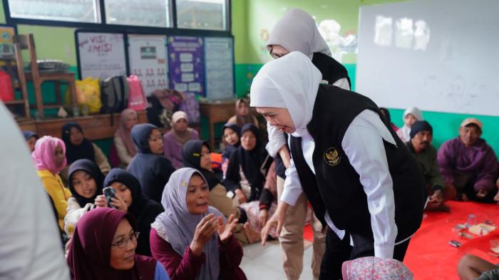 TINJAU PENGUNGSIAN - Gubernur Khofifah mendatangi sejumlah lokasi terdampak APG Semeru, mulai titik pengungsian di Kecamatan Pronojiwo, tepatnya di SDN 4 Supiturang, meninjau dengan Dapur Umum, meninjau Desa Sumbersari, serta juga meninjau Jembatan Gladak Perak.