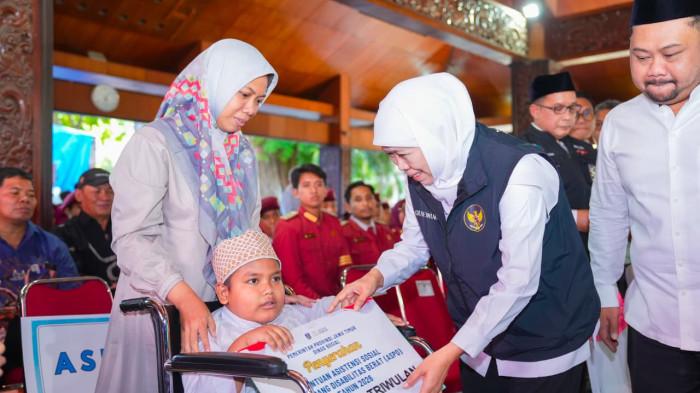 Gubernur Khofifah menyalurkan bansos kepada masyarakat Kabupaten Gresik