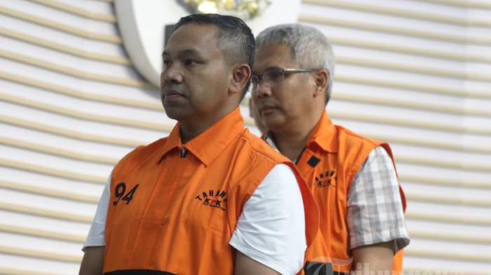 TERSANGKA KORUPSI - Gubernur Riau Abdul Wahid (kiri) bersama Kepala Dinas Pekerjaan Umum, Penataan Ruang, Perumahan, Kawasan Permukiman dan Pertanahan (PUPR PKPP) Provinsi Riau M. Arief Setiawan (kanan) mengenakan rompi tahanan usai menjalani pemeriksaan di Gedung Merah Putih KPK, Jakarta, Rabu (5/11/2025). Abdul Wahid meminta jatah proyek 'preman' sebesar Rp7 miliar. Ancam copot jabatan jika tak nurut.