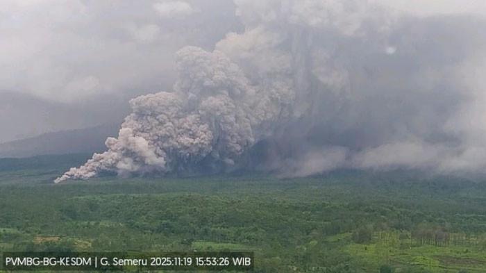 Gunung Semeru mengalami erupsi sore ini, Rabu (19/11/2025). Semburan abu vulkanik telah masuk hingga ke perbatasan wilayah Kabupaten Malang.