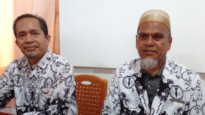 NASIB PARA PNS - Rasnal dan Abdul Muis, dua guru di Luwu Utara, Sulawesi selatan yang di PTDH karena memperjuangkan hak honorer melalui sumbangan dana komite sekolah, Selasa (11/11/2025). Kini Gubernur Sulsel turun tangan untuk selamatkan keduanya.