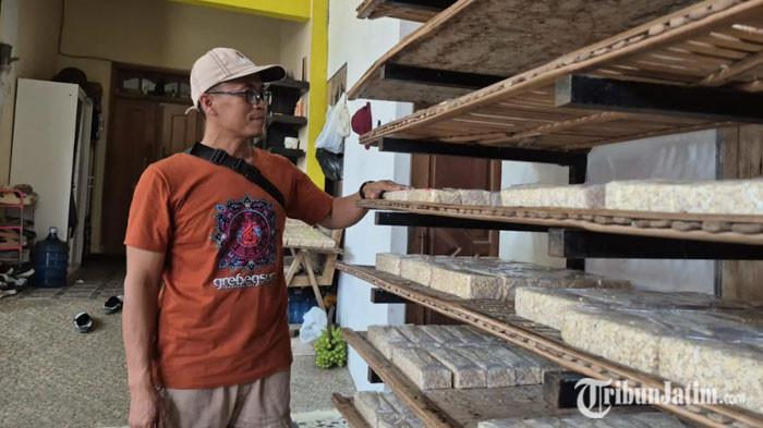 Hadi Prayitno (pakai topi(, pengrajin tempe di tempat produksinya, Dusun Kledang