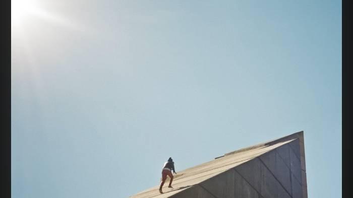 Arti Lirik Lagu Hold Me Down yang Dinyanyikan Daniel Caesar: I Got This Girl, She’s Making Me Crazy