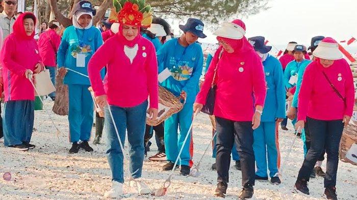 Iriana Joko Widodo Kunjungi Taman Suroboyo, Ikut Bersihkan Pantai hingga Tanam Ketapang Kencana