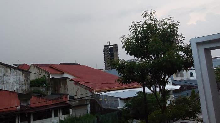 CUACA JATIM HARI INI - Langit mendung telah diguyur hujan di Kawasan Surabaya, Jawa Timur, Kamis (6/11/2025). BMKG Juanda merilis hampir semua wilayah di Jawa Timur bakal diguyur hujan pada 7 November 2025.