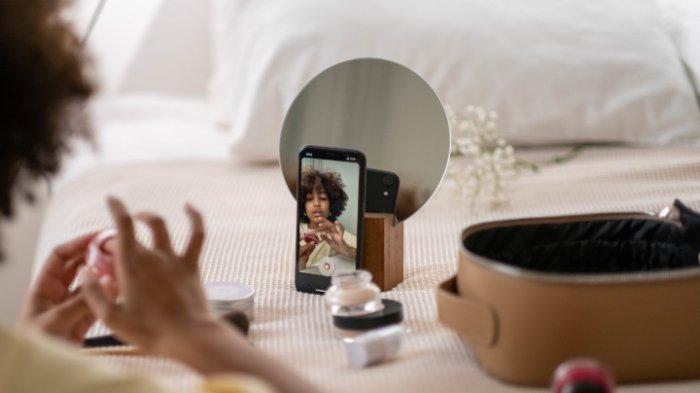 Trend deinfluencing belakangan tengah viral di media sosial. Disebut bisa mengubah gaya hidup masyarakat, yuk kenalan lebih dekat dengan deinfluencing dan tujuannya.