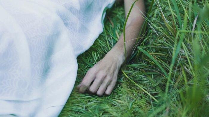 TERSAMBAR PETIR - Ilustrasi jenazah tersambar petir. Seorang cucu tak kuasa menahan tangis saat mengetahui neneknya mendadak tersambar petir padahal sedang berada di dalam rumah, Senin (4/11/2025).