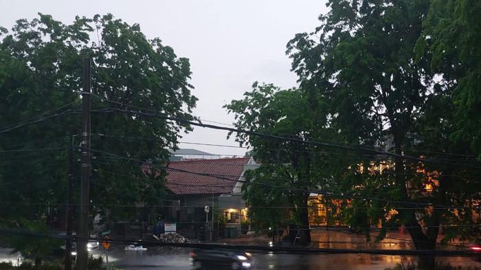 HUJAN PETIR - Hujan sedang mengguyur kawasan Kendangsari, Suarabaya pada Rabu (5/11/2025). BMKG mengimbau masyarakat tetap waspada terhadap potensi cuaca ekstrem, seperti hujan dengan intensitas sedang hingga lebat yang dapat disertai kilat/petir serta angin kencang.