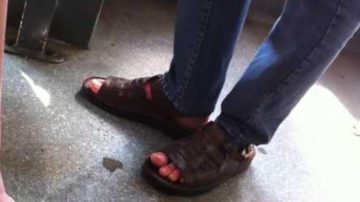 KEJAMNYA MANTAN MAJIKAN - Ilustrasi sandal yang dipakai oleh seseorang untuk berita pencurian sandal yang berujung pada hukuman penjara. Seorang mantan majikan mempolisikan mantan pegawainya karena mencuri sandal Hermes seharga Rp 15 juta.