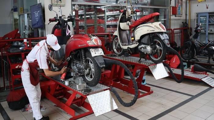 MOTOR BREBET - Ilustrasi servis motor di bengkel AHASS. Simak cara mengatasi motor brebet akibat BBM buruk.