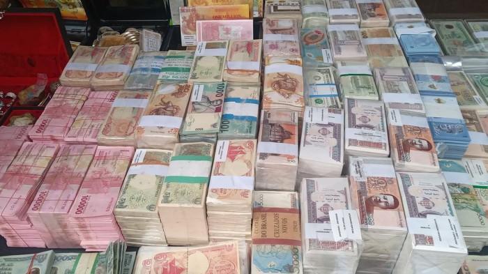 UANG NGANGGUR - Ilustrasi uang pemda yang dialokasikan ke daerah malah menumpuk hanya di bank saja. Wamendagri bongkar alasan mengapa anggaran pemda sangat bengkak dan uang yang dikeluarkan cuma sedikit, nganggur di bank.