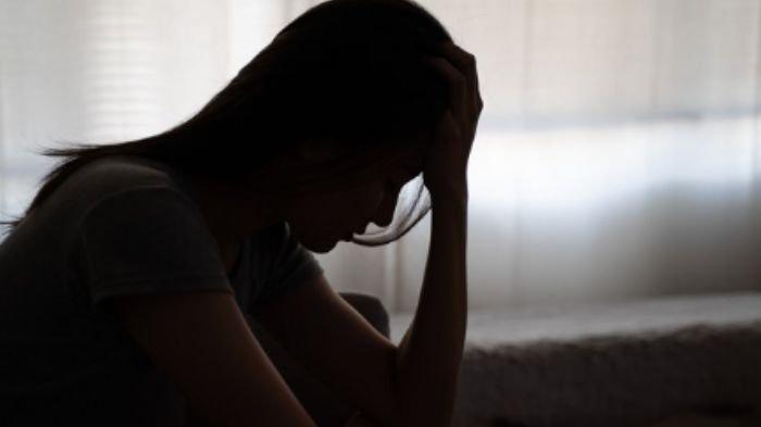 Ilustrasi ibu atau wanita yang stress menghadapi anaknya yang menjalin hubungan dengan pria tua yang ternyata adalah temannya sendiri.