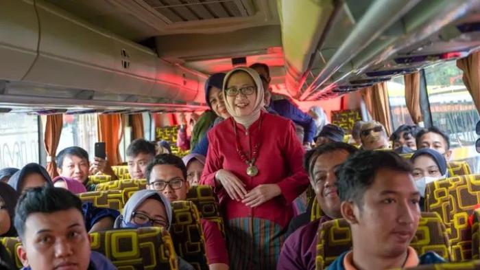 Bupati Lumajang, Indah Amperawati Masdar saat menyapa masyarakat yang memanfaatkan layanan mudik gratis di Pendopo Arya Wiraraja Lumajang pada lebaran tahun 2025 silam.