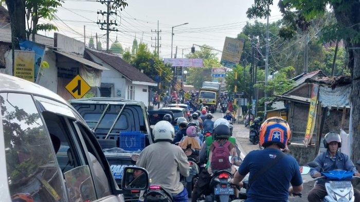 Penyebab Portal Penghalang Truk di Jember ini Jebol, Bikin Macet Jalan, Kadishub: Minta Ganti Rugi