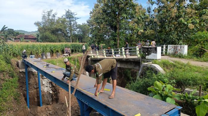 DIBANGUN - Jembatan Merah Putih Presisi di Desa Grogol, Kecamatan Sawoo, Kabupaten Ponorogo, Jatim dalam proses pembuatan, Senin (27/4/2026). Sebelumnya warga terisolasi karena jembatan putus. Ada 2 lokasi yang dibangun Jembatan Merah Putih Presisi di Desa Grogol, Kecamatan Sawoo, Kabupaten Ponorogo, Jatim. 