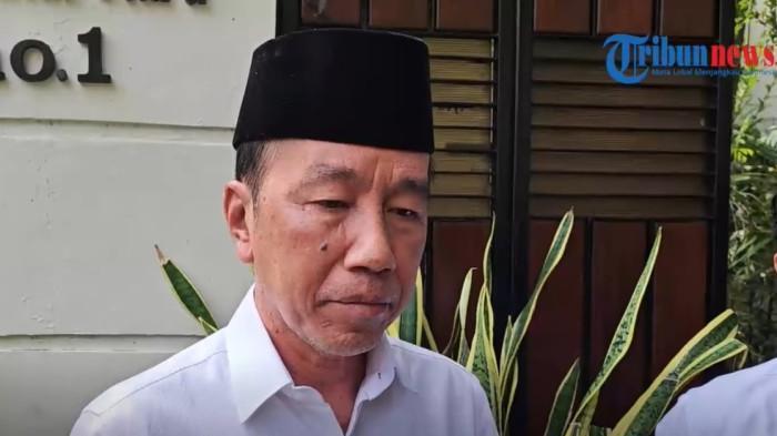 JOKOWI SOROTI SOSOK BESAR - Jokowi kembali menyebut ada sosok orang atau dalang besar di balik polemik ijazah dirinya dan anak sulungnya, Wapres Gibran.  Ia menyebut jangan jangan sampai Jan Ethes ijazah juga dipermasalahkan.