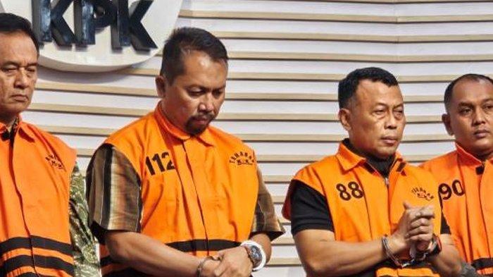 TERSANGKA - KPK menetapkan Bupati Ponorogo, Sugiri Sancoko, bersama tiga orang lainnya sebagai tersangka dugaan tindak pidana korupsi, di Gedung KPK, Jakarta, Minggu (9/11/2025) dini hari. Bupati Ponorogo, Sugiri Sancoko, diduga mengantongi uang Rp 2,6 miliar dari perkara suap dan gratifikasi.