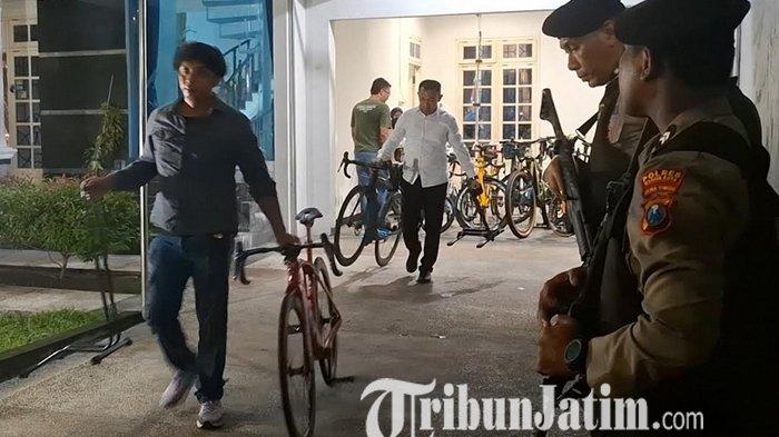 KPK GELEDAH RUMAH - KPK menggeledah rumah yang diduga milik Direktur RSUD dr Harjono Ponorogo, yang menjadi tersangka dugaan suap dan gratifikasi, dr Yunus Mahatma, di Jalan Sumatera Nomor 17, Kecamatan Manguharjo, Kota Madiun, Kamis (13/11/2025). Polisi menyita dua mobil mewah dan puluhan sepeda kayuh.