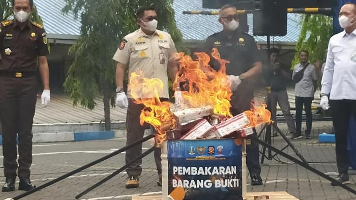 Pemusnahan 17 Juta Rokok Ilegal di Surabaya, Rugikan Negara Rp16,8 M, Satpol PP: Langkah Serius
