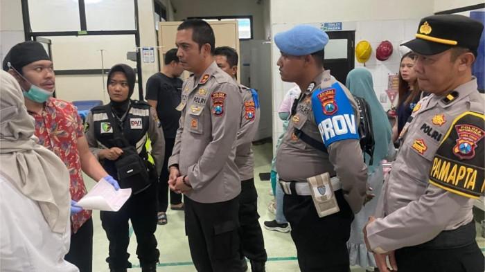 KUNJUNGI - Kapolres Situbondo ABKP Rezi Djarmawan bersama anggota yang lain mengunjungi dan melihat kondisi korban saat di RS Elysabeth Situbondo.