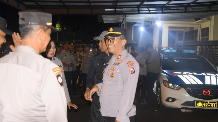 KAPOLSEK SEMPOL - Kapolsek Iptu Suherdi saat baru tiba di Mako Polsek Sempol usai dibawa ke Desa Kaligedang oleh warga yang tadi menggeruduk ke kantornya. Iptu Suherdi tiba di mako sekitar pukul 21.21 WIB, sejak pertama dibawa pukul 11.00 WIB pada Senin (17/11/2025).