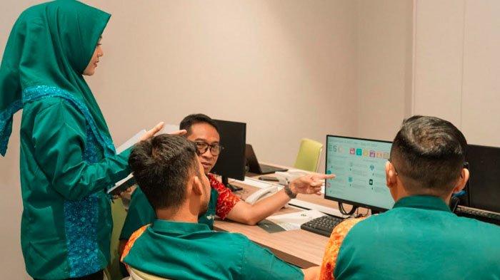 PERKUAT TATA KELOLA - Karyawan Avian Brands memantau kinerja keberlanjutan perusahaan melalui sistem digital ESG Portal. Inisiatif ini menjadi bagian dari upaya perusahaan dalam memperkuat tata kelola dan transparansi, hingga berhasil tercatat dalam empat indeks ESG bergengsi di Bursa Efek Indonesia, Rabu (18/6/2025).