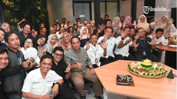 MERIAH - Karyawan Tribun Jatim Network berfoto bersama merayakan Hari Ulang Tahun (HUT) TribunJatim.com yang ke-9 dan TribunMadura.com yang ke-7. perayaan ini terasa istimewa sebab sekaligus merayakan HUT News Director Tribun Network, Febby Mahendra Putra di Kantor Tribun Jatim Network Jalan Kendangsari, Rabu, (11/2/2026).