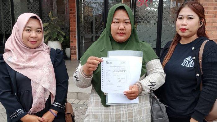 PELAPORAN - Maya Tri Utami saat melayangkan laporan ke OJK Malang atas dugaan pelanggarab yang dilakukan oleh koperasi berinisial UM pada Kamis (19/6/2025). Dalam pelaporannya, Maya meminta agar OJK meninjau legalitas dan izin operasional koperasi UM yang diduga dipakai untuk kepentingan pribadi GY, dan berdampak hilangnya hak atas aset rumah orang tuanya.