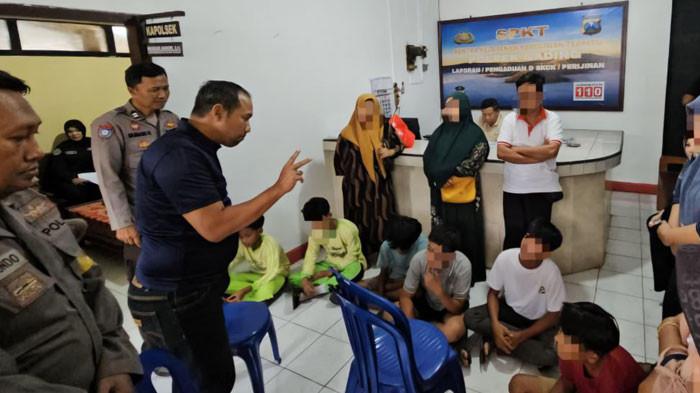 MEDIASI : Kapolsek Gading AKP Maskur Ansori saat mendampingi dan memfasilitasi proses mediasi di Polsek Gading, Senin (17/11/2025). Proses ini lantaran kasus perundungan yang dialami siswa SD oleh siswa SMP.