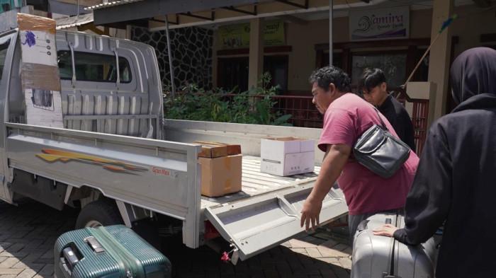ANDALAN - Keandalan Gran Max sebagai kendaraan niaga memang tak perlu diragukan. Dengan kabin yang nyaman dan bak muat yang lega, mobil ini mampu mengangkut puluhan potong kain ecoprint sekaligus.