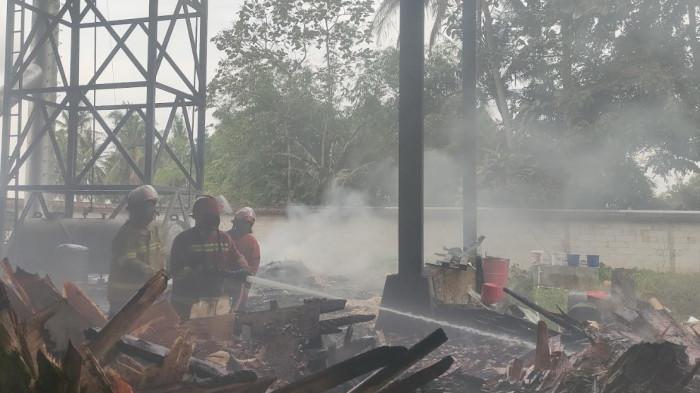 Kebakaran Hebat Pabrik Triplek di Banyuwangi, Dipicu Api Mesin Dinamo, Kerugian Ditaksir Rp300 Juta