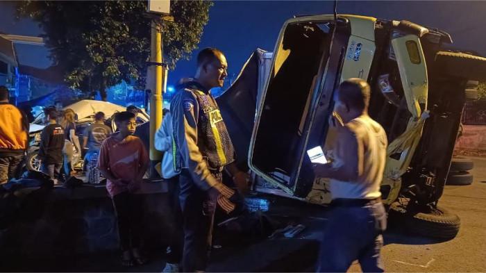 Tak Hati-Hati, Truk Boks Tabrak Daihatsu Xenia di Simpang Empat Kediri, Satu Penumpang Tewas