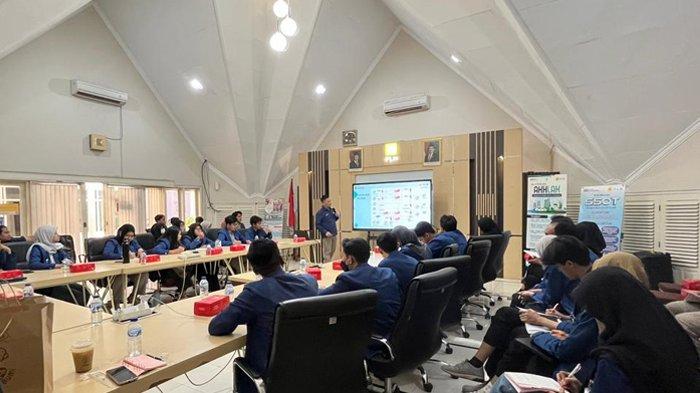 KULIAH LAPANGAN - Kegiatan kuliah lapangan mahasiswa Teknik Instrumentasi Fakultas Vokasi, Institut Teknologi Sepuluh Nopember (ITS) Surabaya di PLN UP2D Jatim. Kegiatan ini berlangsung selama empat kali kunjungan setiap hari Selasa, mulai 29 September hingga 20 Oktober 2025.