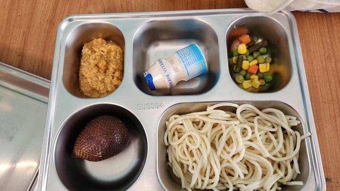 MASALAH MBG - Foto ilustrasi terkait menu makan bergizi gratis (MBG). Baru-baru ini, MF, seorang guru SMAN di Jakarta mengeluhkan aturan ganti rugi omprengan atau tempat makan program MBG yang hilang dan dibebankan ke sekolah.